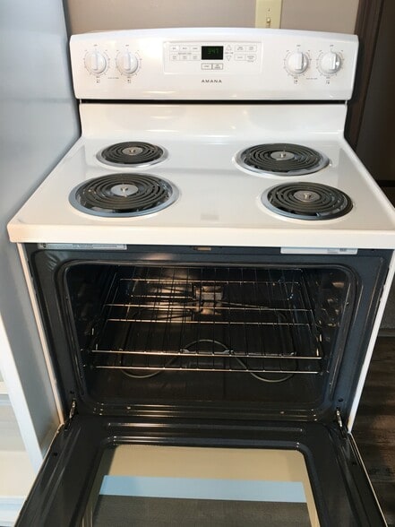 Stove - 7421 Sharon-Mercer Rd