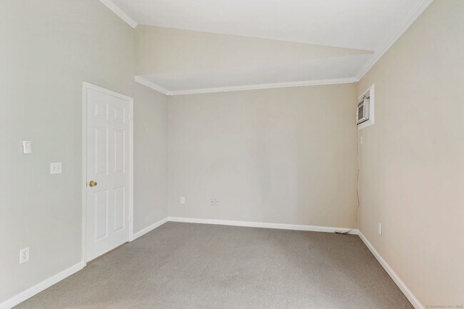 Building Photo - 20 E Pembroke Rd