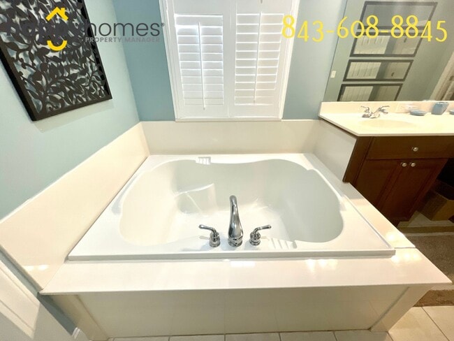 Building Photo - Gorgeous home in an ideal location on Daniel Island