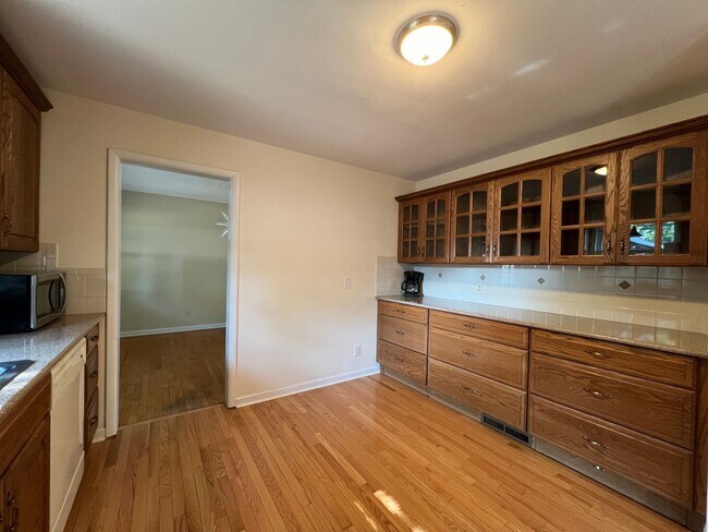 Building Photo - Charming 4BED/2 BATH Brick Ranch Home in L...