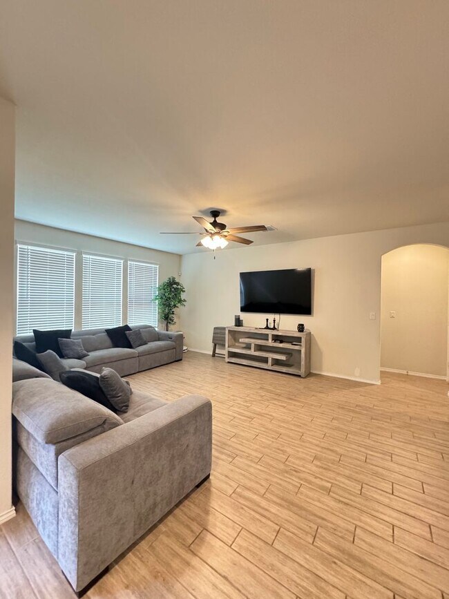 Building Photo - Beautiful 4 BD/3 BA Home Available off Wiseman Rd/Far West San Antonio! Available JULY 1st!