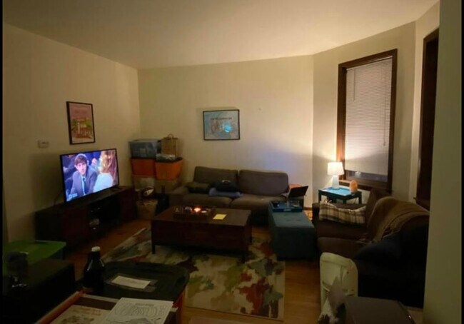 Spacious living room - 906 N Oakley Blvd