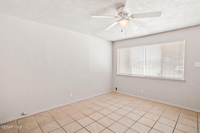 Building Photo - 4908 Royal Dr