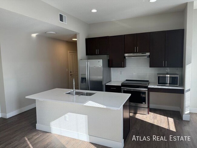 Building Photo - Beautiful 2 Bed 2 Bath Corner Apartment on...