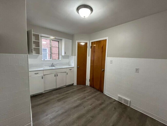 Building Photo - 19181 Lakeshore Blvd