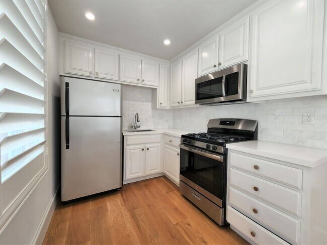 Building Photo - Updated Home Available in Downtown Palo Alto available first week of September!
