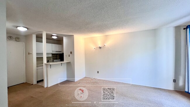 Building Photo - Bright Studio with courtyard view, include...