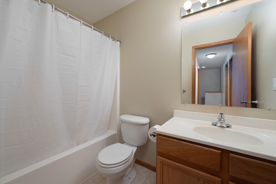 Second Floor Bathroom - 5147 Kacena Ave