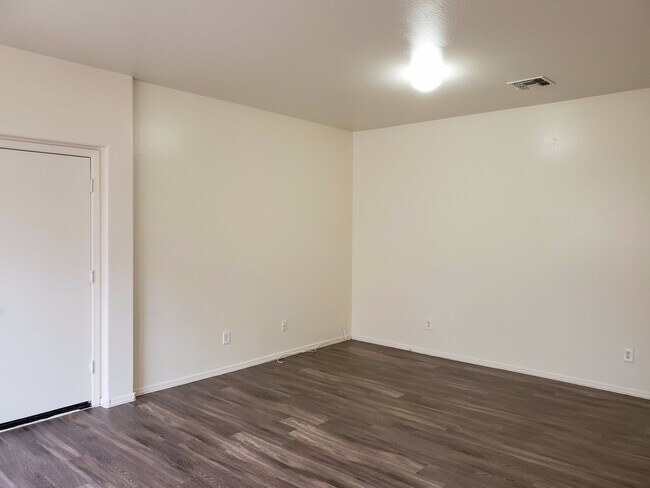 Building Photo - 3 bedroom 2.5 bath home - 2 car garage - S...