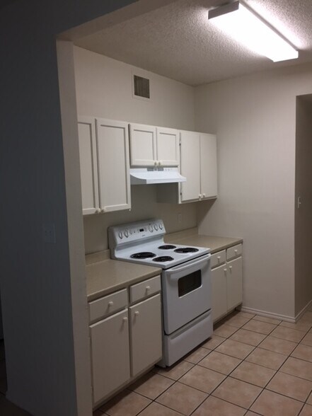 Building Photo - 7636 Windsor Oaks