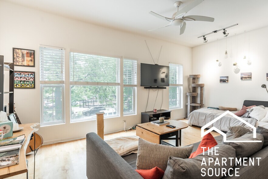 Building Photo - 1407 N Wicker Park Ave