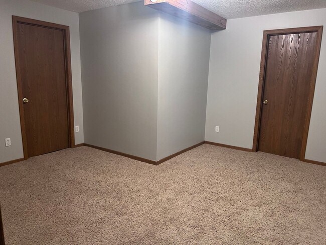 Building Photo - Three Bedroom Duplex in Rockford!