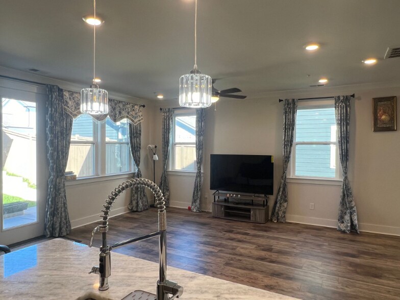 Building Photo - 386 Hammock Ln