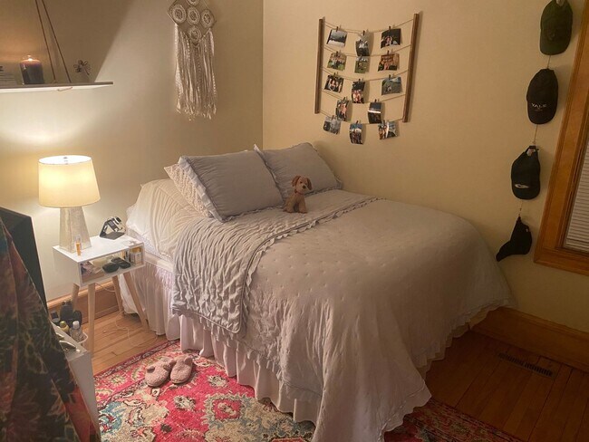 Building Photo - 2704 E Hartford Ave