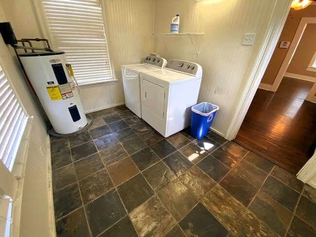 Building Photo - Adorable 2 bedroom house for rent in Downtown LC