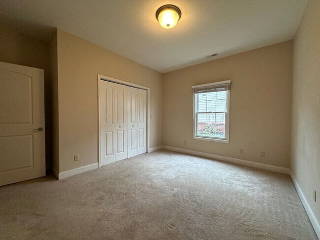 Building Photo - 3 Bedroom / 2 Bath/2 car garage/sunroom Brick Home Kingsport, TN