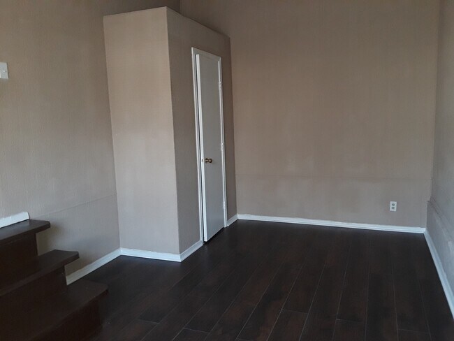 Building Photo - Spacious 4 Bedroom House