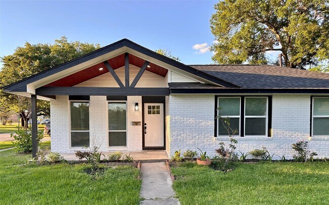 Building Photo - 8058 Longridge Dr