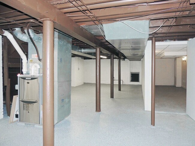 Building Photo - 5 Bed - 2 Full Bath Cape Cod for Rent!