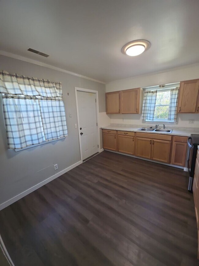 Building Photo - 117 Lynn Dr