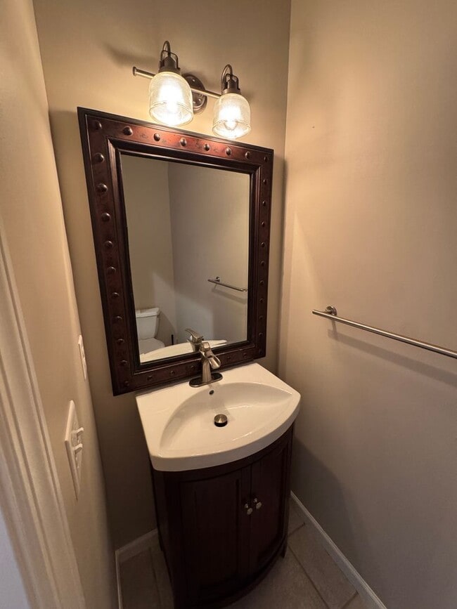 Building Photo - 2 Bed 2 full and 2 1/2 Bath- Imperial PA