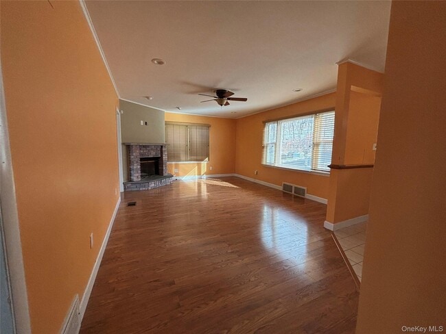 Building Photo - 48 Quaker Hill Rd