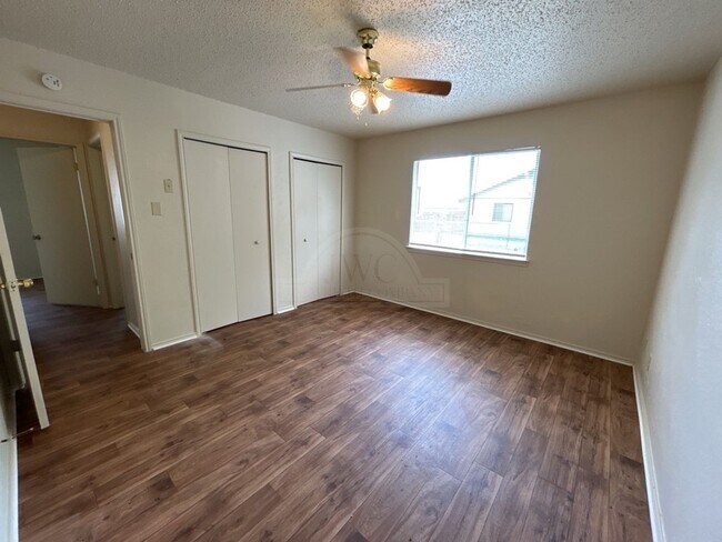 Building Photo - 2108 Carousel Dr