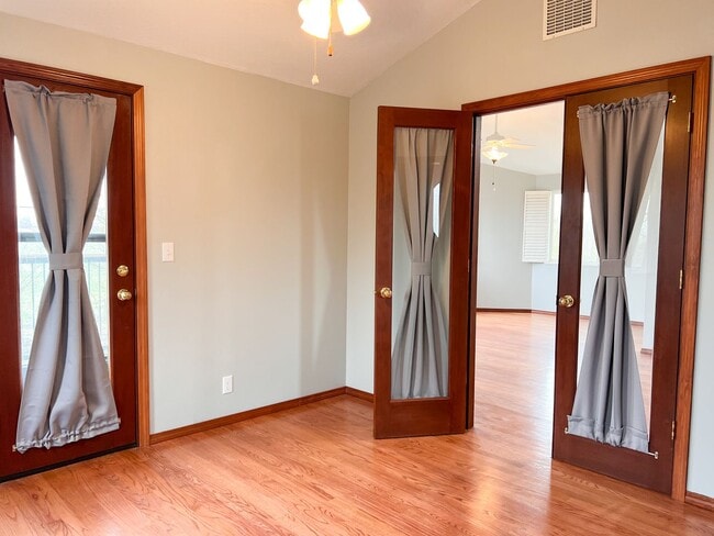 Building Photo - 4BD/2BA SUBURBAN HOME IN COBURG