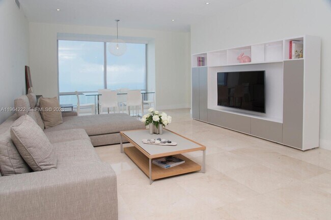 Building Photo - 1425 Brickell Ave