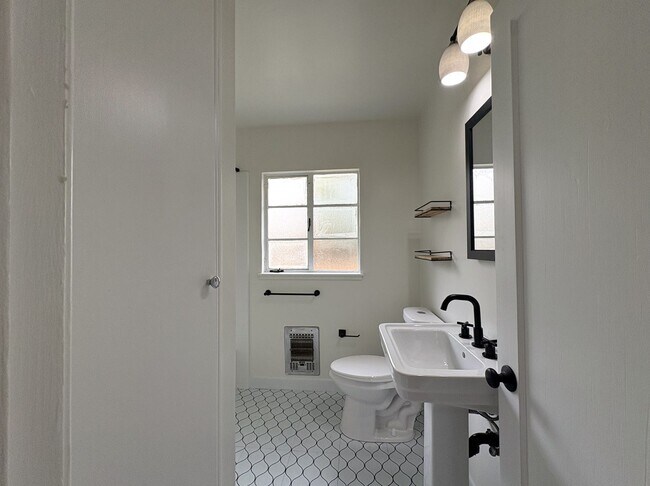 Building Photo - Charming 3-Bedroom Home on Embarcadero Road