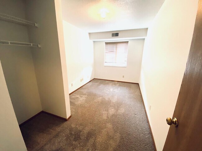 Building Photo - Serenity Heights Apartments - Student Apartme