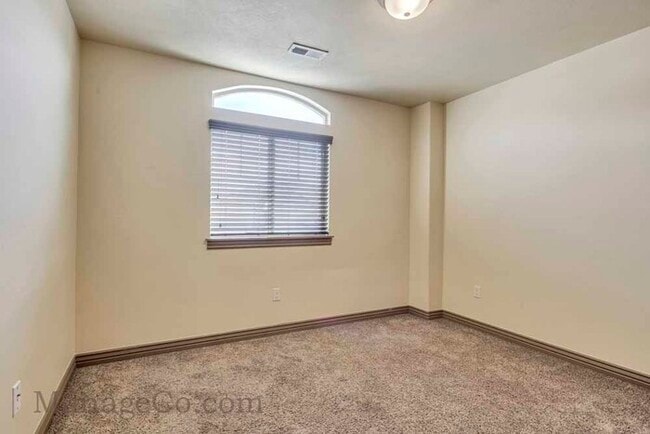 Building Photo - Spacious Orem Townhouse