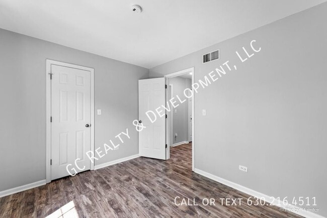 Building Photo - 590 Golfers Ln