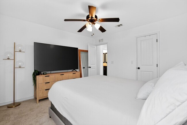 Building Photo - 507 Eisenhower Dr