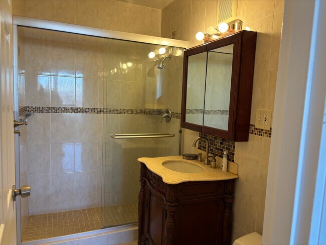 Building Photo - 2000 Linwood Ave