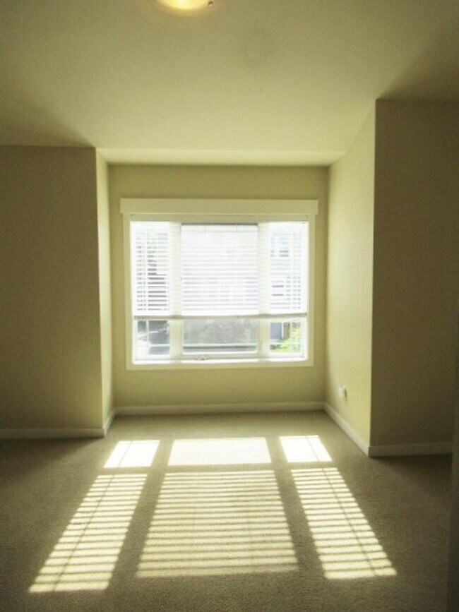 Building Photo - 2bd/2.5ba Seattle Townhome