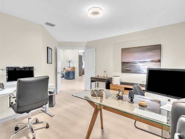 Building Photo - 639 Verona Pl