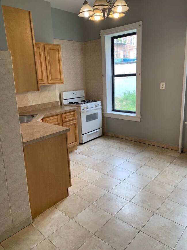 Building Photo - 8 Saint Pauls Ave