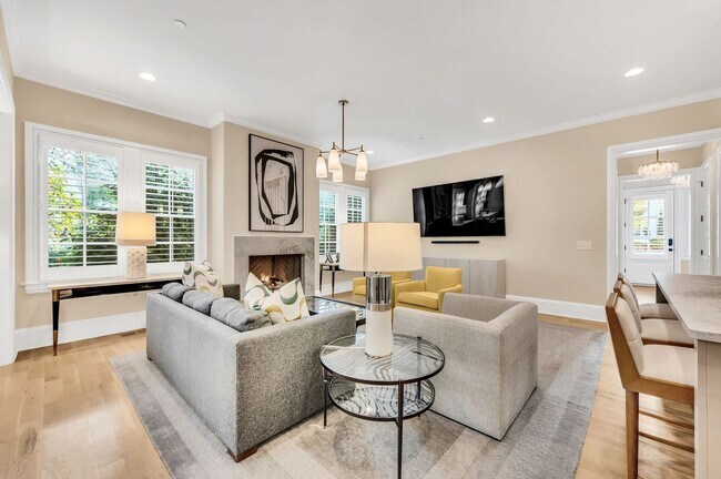 Building Photo - Franklin Gem Walking Distance to Downtown!