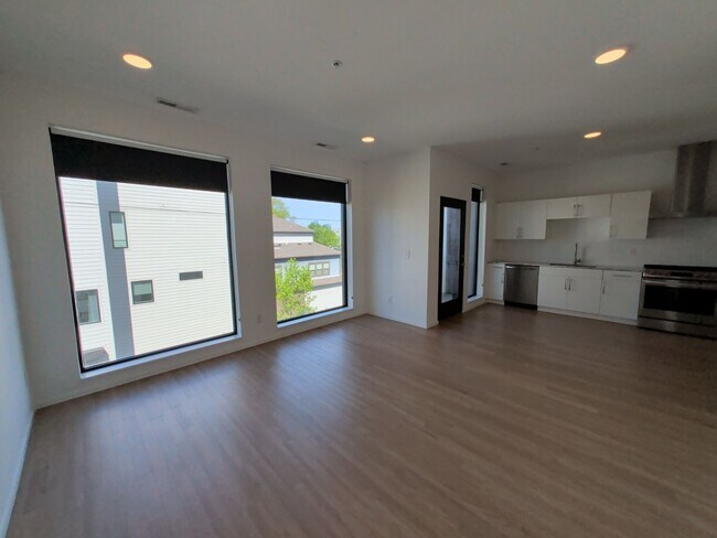 Building Photo - Spectacular Edgehill Condo!