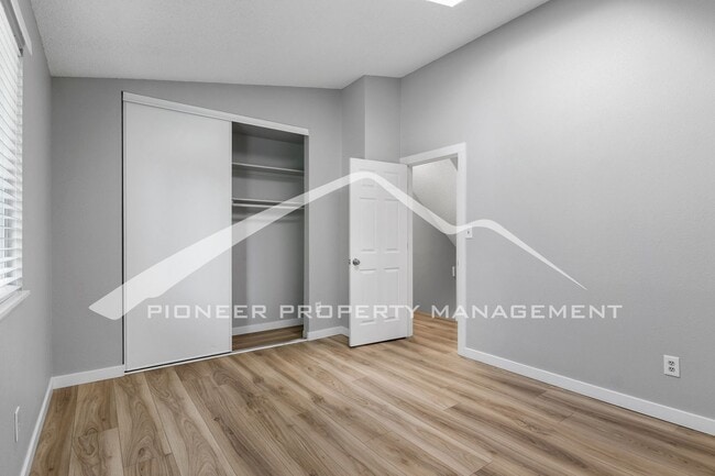 Building Photo - Renovated 3-Level 2BR Townhouse w/ Garage ...