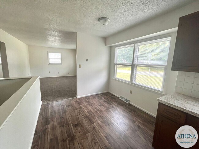 Building Photo - 2 Bedroom / 1 Bath House - SIZABLE YARD & ...