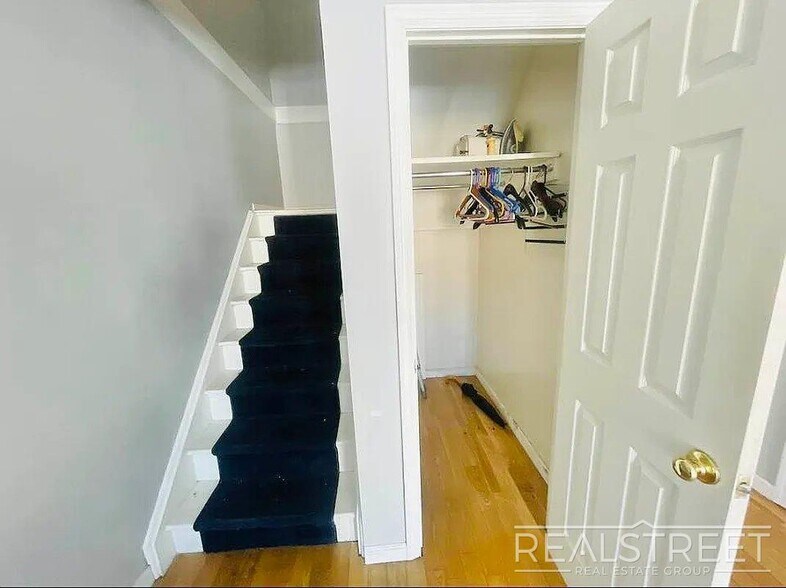 Building Photo - Stunning 1,600 SF Gut-Renovated Duplex Pen...