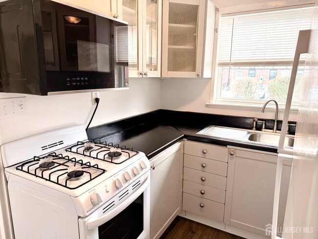 Building Photo - 139 Newman St