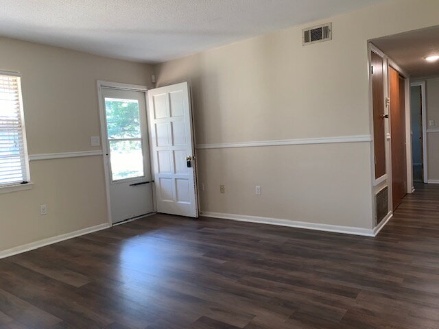 Building Photo - "Charming 3-Bedroom home with 2 Full Baths...