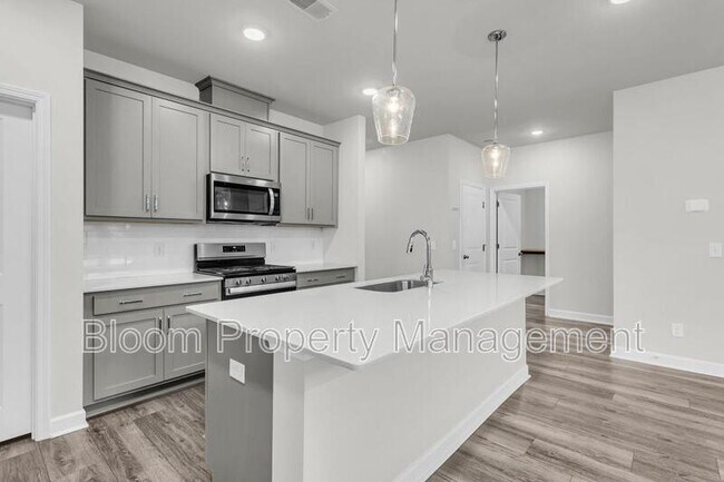 Building Photo - 450 Carrara Dr