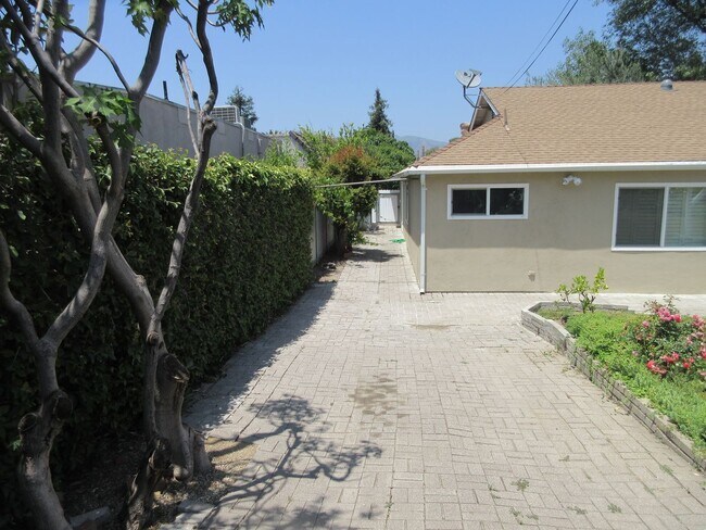 Building Photo - Beautiful Porter Ranch 3 Bedroom home on B...