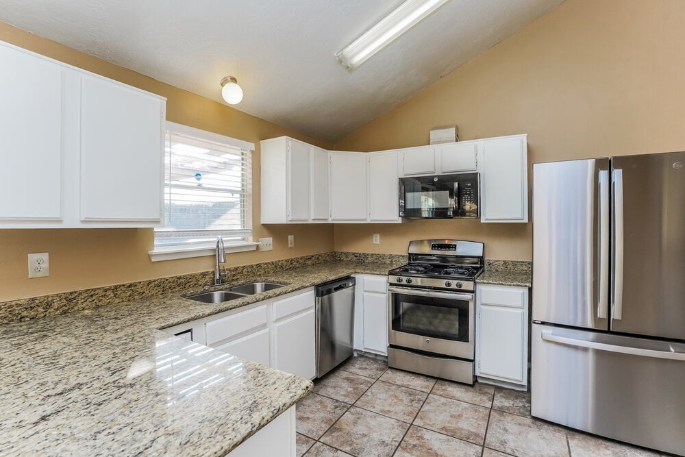 Building Photo - 14806 Chasemont Dr