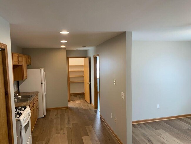 Building Photo - 406 Hickory Cir