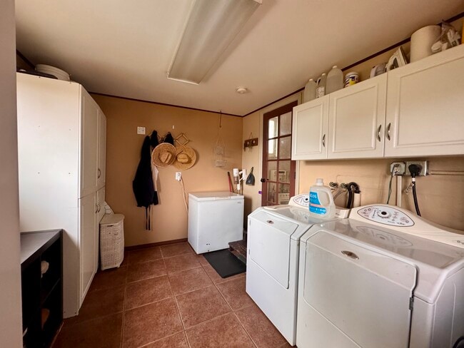 Building Photo - 221 Sage Rd